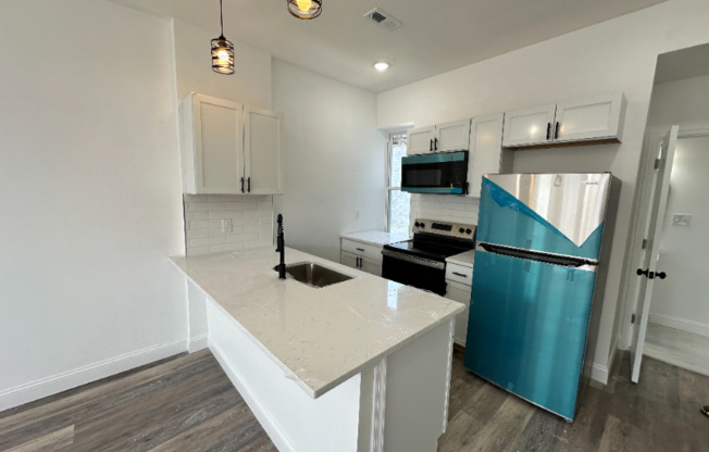 1233 W VENANGO ST