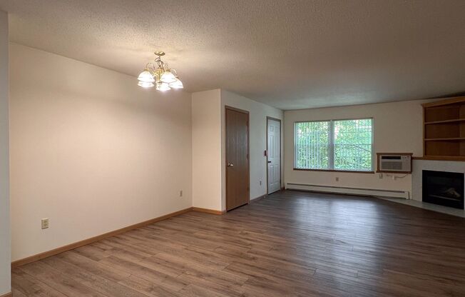 2 beds, 1 bath, 918 sqft, $1,100, Unit WE 1000 RL-16