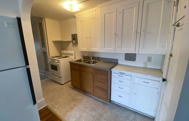 2 beds, 1 bath, $865, Unit 2