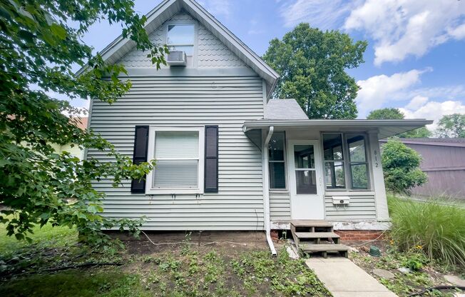 PRELEASING for AUGUST! Close to Campus