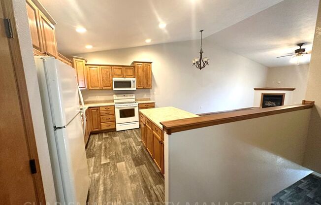 4 BEDROOM, 2 BATH TOWN HOME, PET FRIENDLY, AMENITY FILLED, DOUBLE ATTACHED GARAGE!