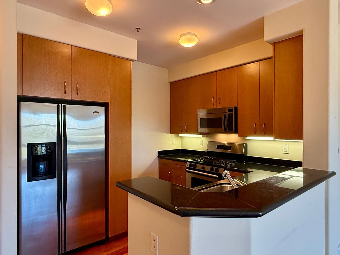 Beautiful 2 bedroom, 2 bath condo for rent at Chelsea Court!