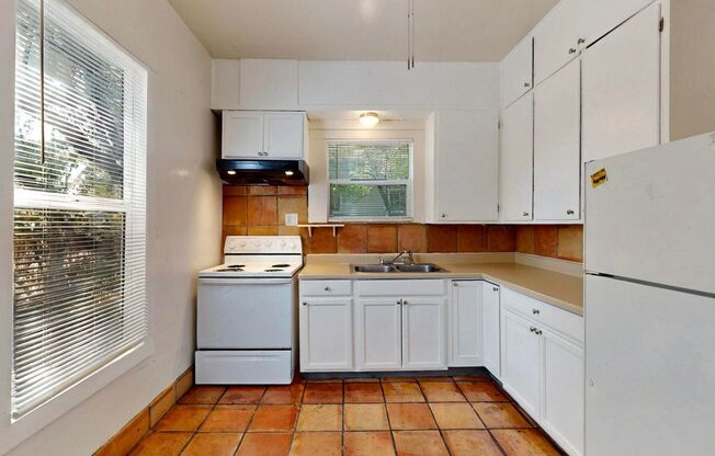 2 beds, 1 bath, 900 sqft, $1,400, Unit 823 11th Street NW