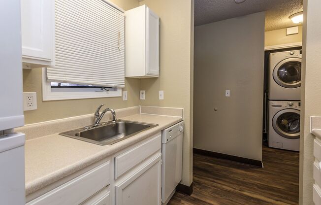 3 beds, 1 bath, $1,650, Unit # 321