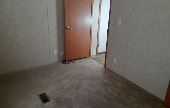 2 beds, 1 bath, $795, Unit E-13X