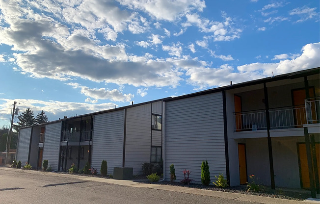 2 beds, 1 bath, 780 sqft, $1,100, Unit 42