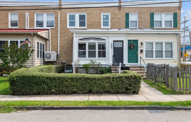 FIRST MONTH RENT FREE** Row home with hardwood flrs. throughout. Haverford SD, walk to Bryn Mawr Hospital! Small pets ok!