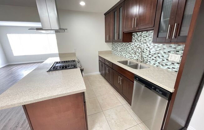 2210 Vanderbilt Ln
