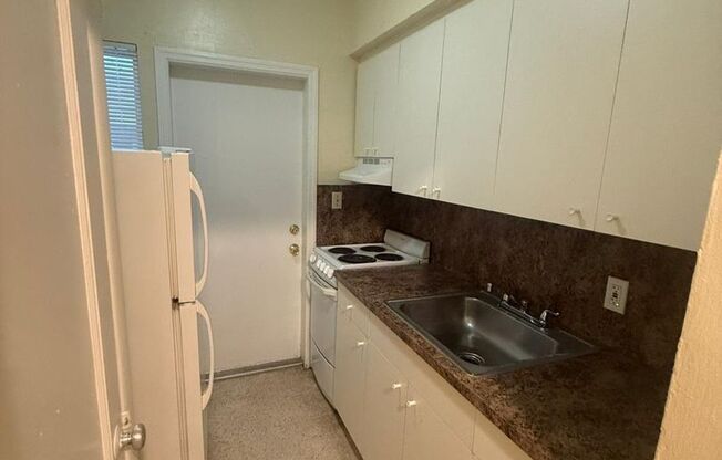 2 beds, 1 bath, $2,000, Unit 2130-5