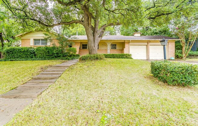 Ready for New Tenants- Large 3 bed, 2 bath home in South Hills Addition- 76133