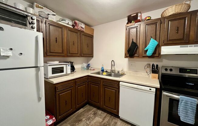 2 beds, 1.5 baths, $1,350, Unit 218