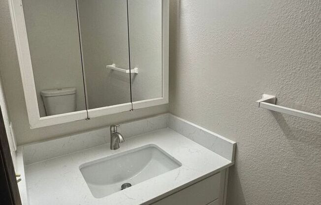 5606 220 ST SW
