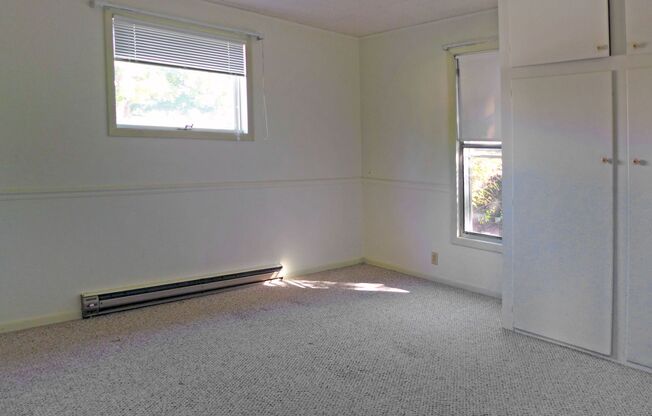 2 beds, 1 bath, $1,600, Unit Tenth 210 E  #A