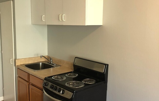 Studio, 1 bath, 383 sqft, $900, Unit 24