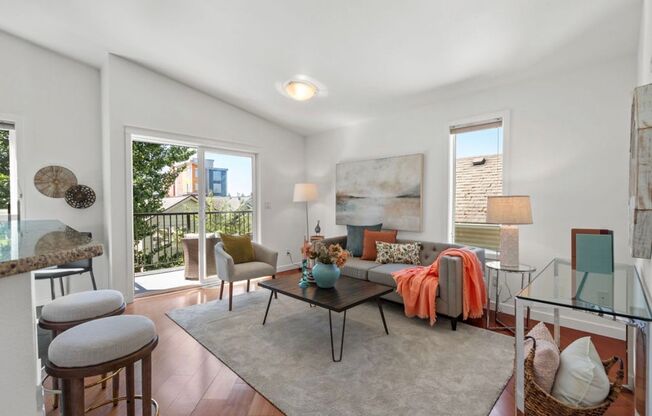 Top Floor 2-Bed Condo with Garage Parking