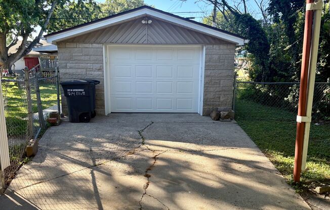 2 bedroom 1 bath house for rent with a garage