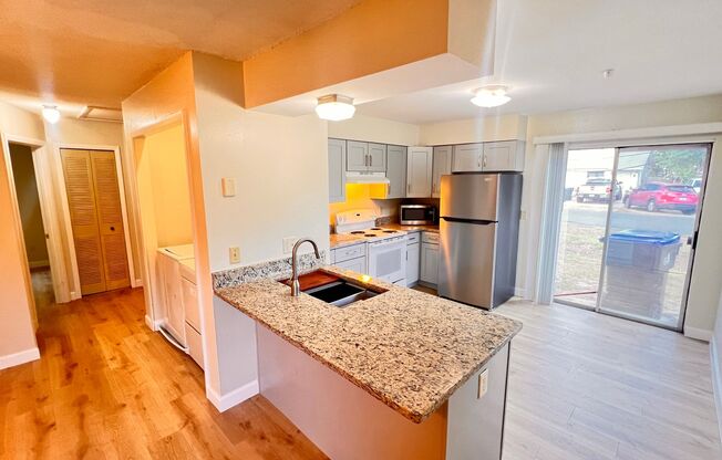 Spacious 2 Bed / 1 Bath Duplex in West Orlando