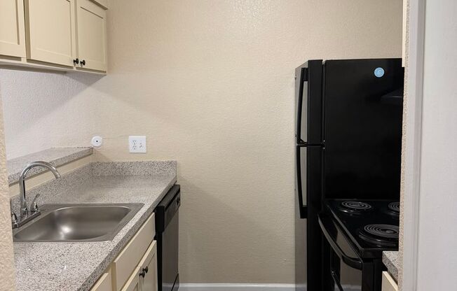 2 beds, 1 bath, 812 sqft, $1,085, Unit 402