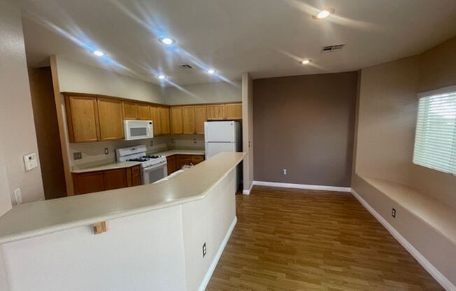 FANTASIC GUARD GATED TOWNHOME IN GREEN VALLEY RANCH!!!!