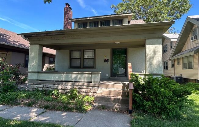 Charming 3-Bed Near UMKC – Hardwood Floors, Natural Light & Study Space!