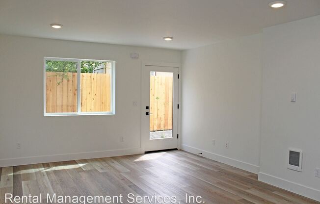 4559 - 4563 N Borthwick Ave
