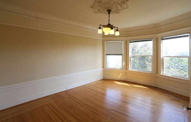 OPEN HOUSE: Thursday (6/19) 8:10pm-8:30pm. Gorgeous period piece San Francisco style 3BR/1BA apartment in a building across from Lafayette Park, In-Unit W/D, Pet Friendly (2011 Sacramento #5)