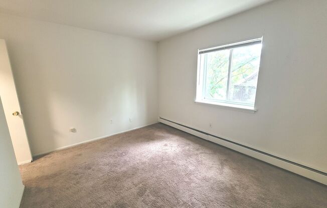 2 beds, 1 bath, $1,400, Unit 316