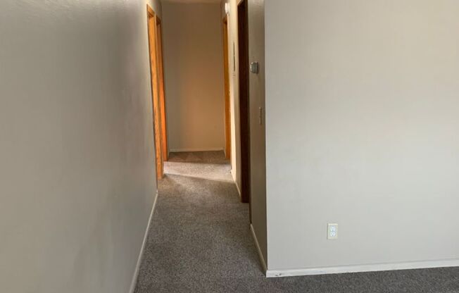 3 beds, 1 bath, 965 sqft, $925, Unit 915-03