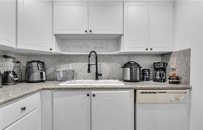 2 beds, 2 baths, $3,500, Unit # 1911