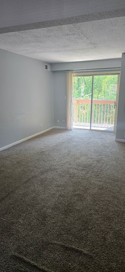 2 beds, 1 bath, 860 sqft, $1,095, Unit 105