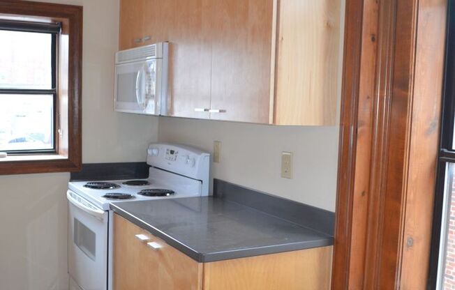 2 beds, 1 bath, $1,350, Unit Apt E