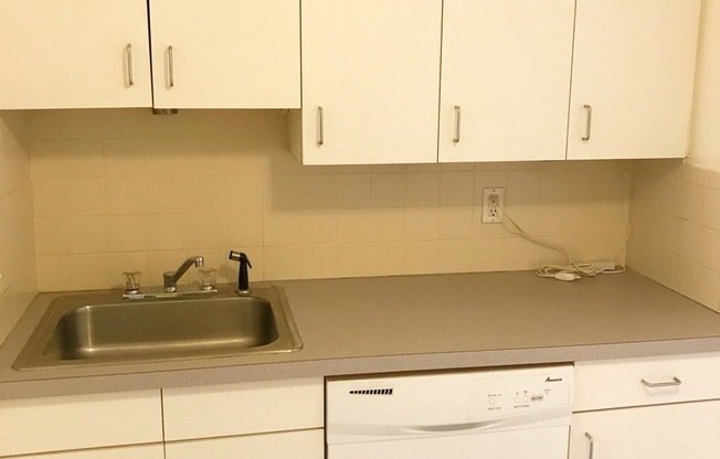 1 Bed 1 Bath, high ceilings, washer/dryer in unit, Off St parking, Roof Deck! Close to T. Central Air & Heat