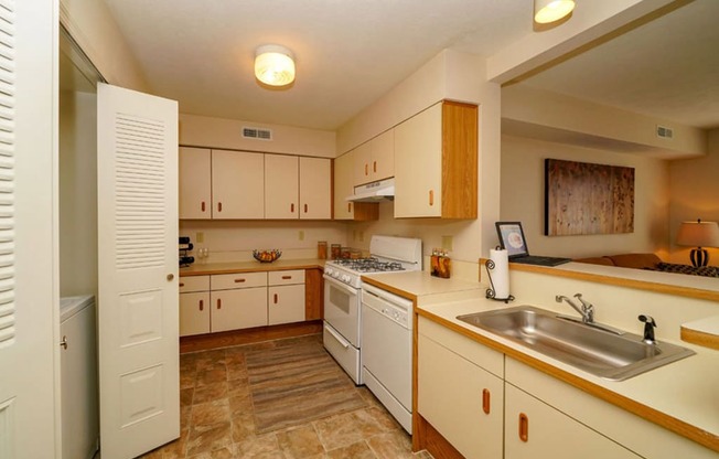 Fully Equipped Kitchen at Autumn Lakes Apartments and Townhomes, Mishawaka, IN, 46544