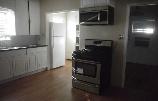 2 beds, 1 bath, $1,500, Unit Front house