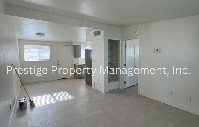 1/1 Remodeled Triplex Across from the UofA!