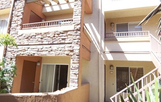 Cute and Cozy Updated 1Br/1Ba Ground Level Condo in Villa Taviana