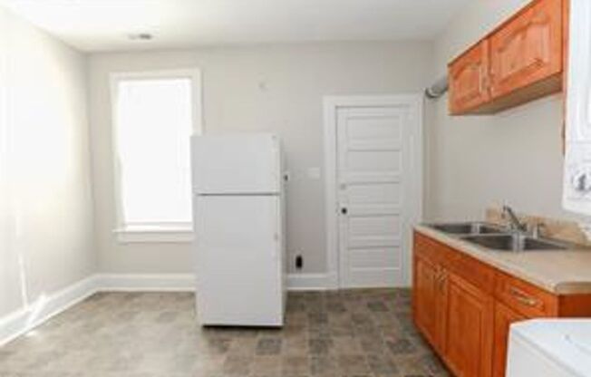 2 beds, 1 bath, $1,350, Unit 2