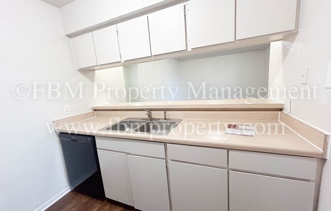 2 beds, 1 bath, $1,025, Unit 121