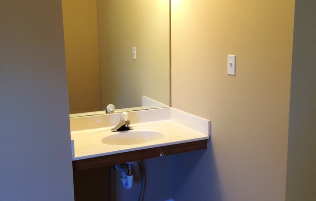 2 beds, 2 baths, 1,100 sqft, $875, Unit C6