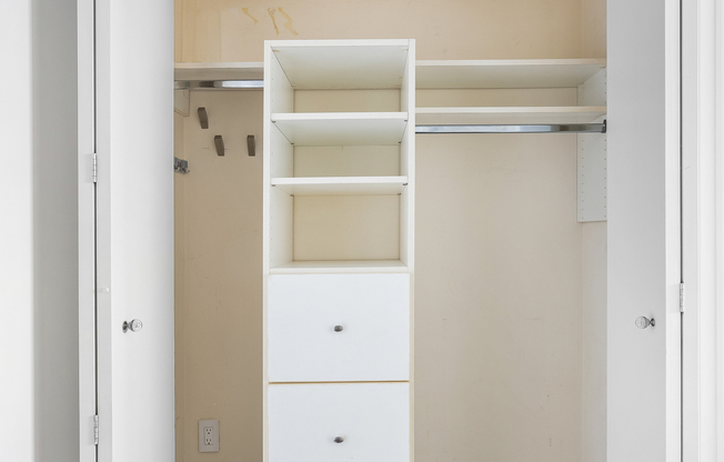1 bed, 1 bath, $5,900, Unit 14E