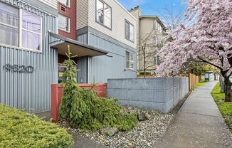 Bright Top-Floor Condo Near Northgate & Green Lake