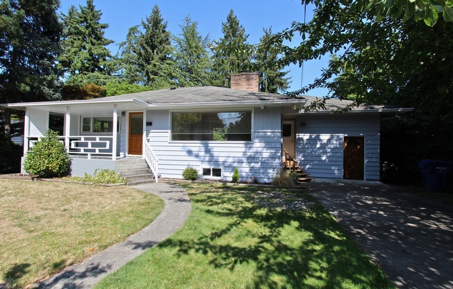 Spacious Wedgewood 3 bed/2 bath with fenced yard available for August 15th move in at $3850!