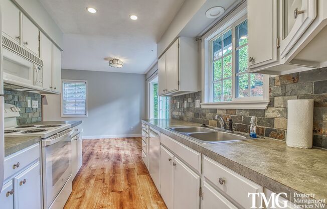 3 Bed 2 Bath Ranch Style home in Beaverton w/ a Large Backyard!
