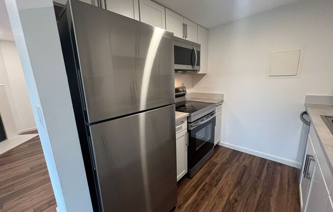 Renovated Top-Floor Condo in Prime Kirkland (Kingsgate) Location!
