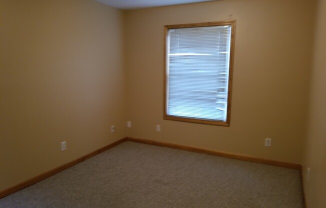 3 beds, 1 bath, 800 sqft, $1,875, Unit 631