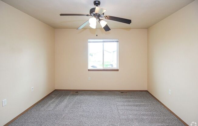 3 beds, 2.5 baths, 1,260 sqft, $1,640, Unit 6800-04