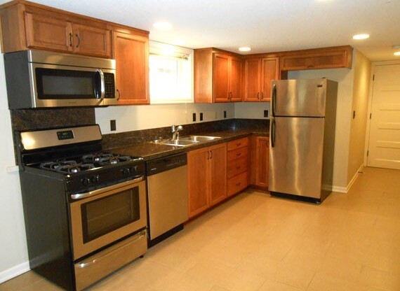 2 beds, 1 bath, $1,795, Unit 06