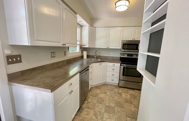 Charming Montavilla 4-bed Updated Cottage with Spacious Patio and Yard