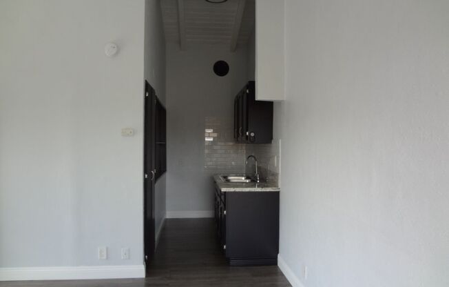 1 bed, 1 bath, $1,650, Unit F