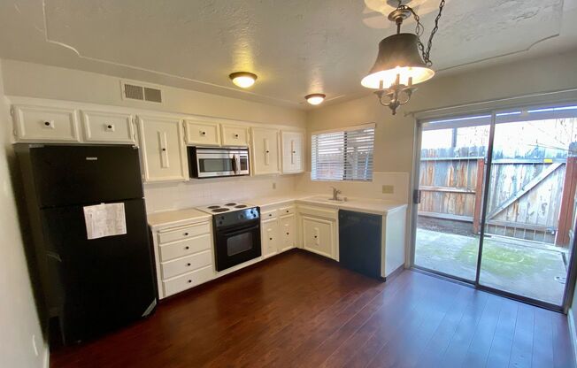 $1,635 Millbrook & Shaw, 2 Bedroom Condo - Alamos #A, Fresno